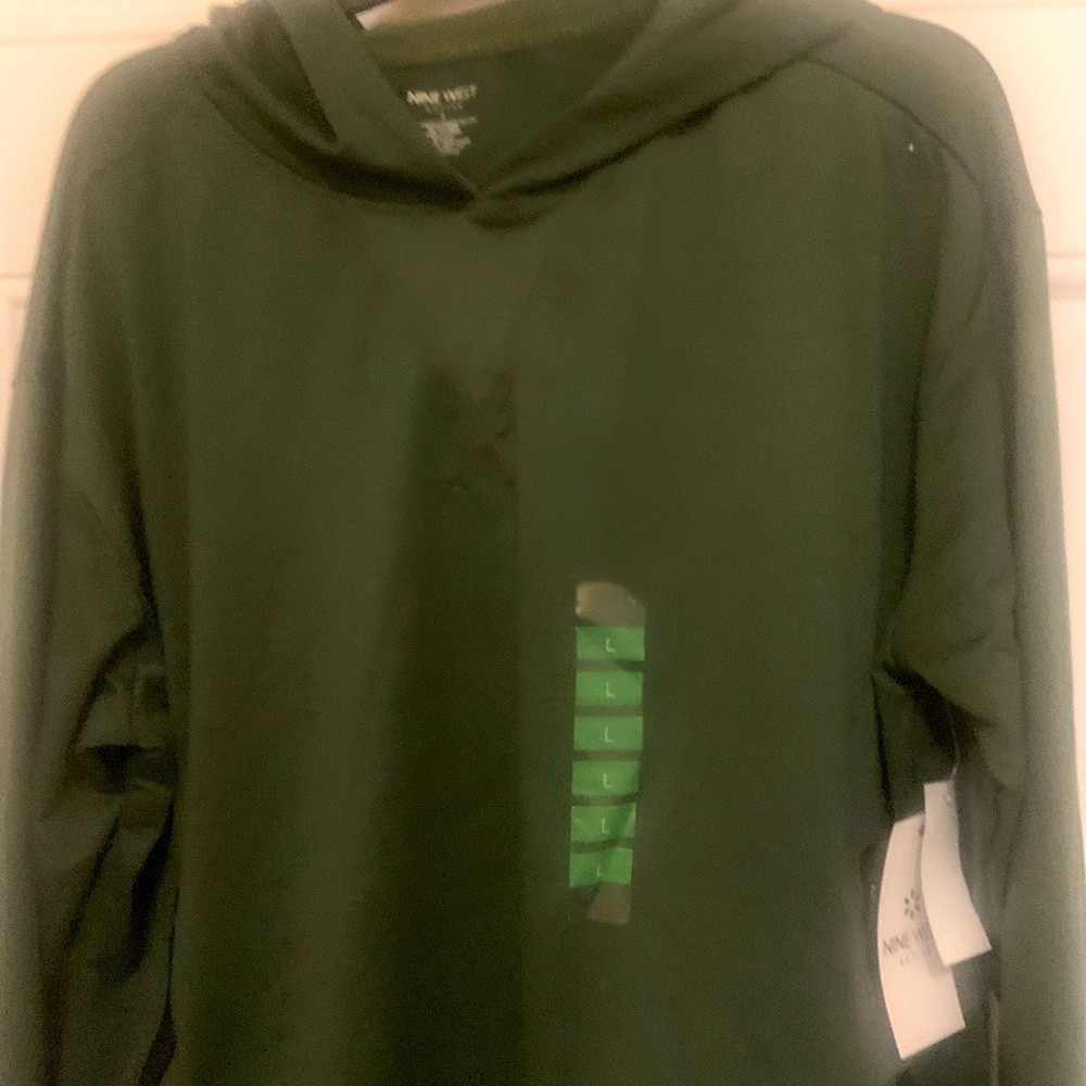 Woman’s lightweight  9west pullover hoodie top